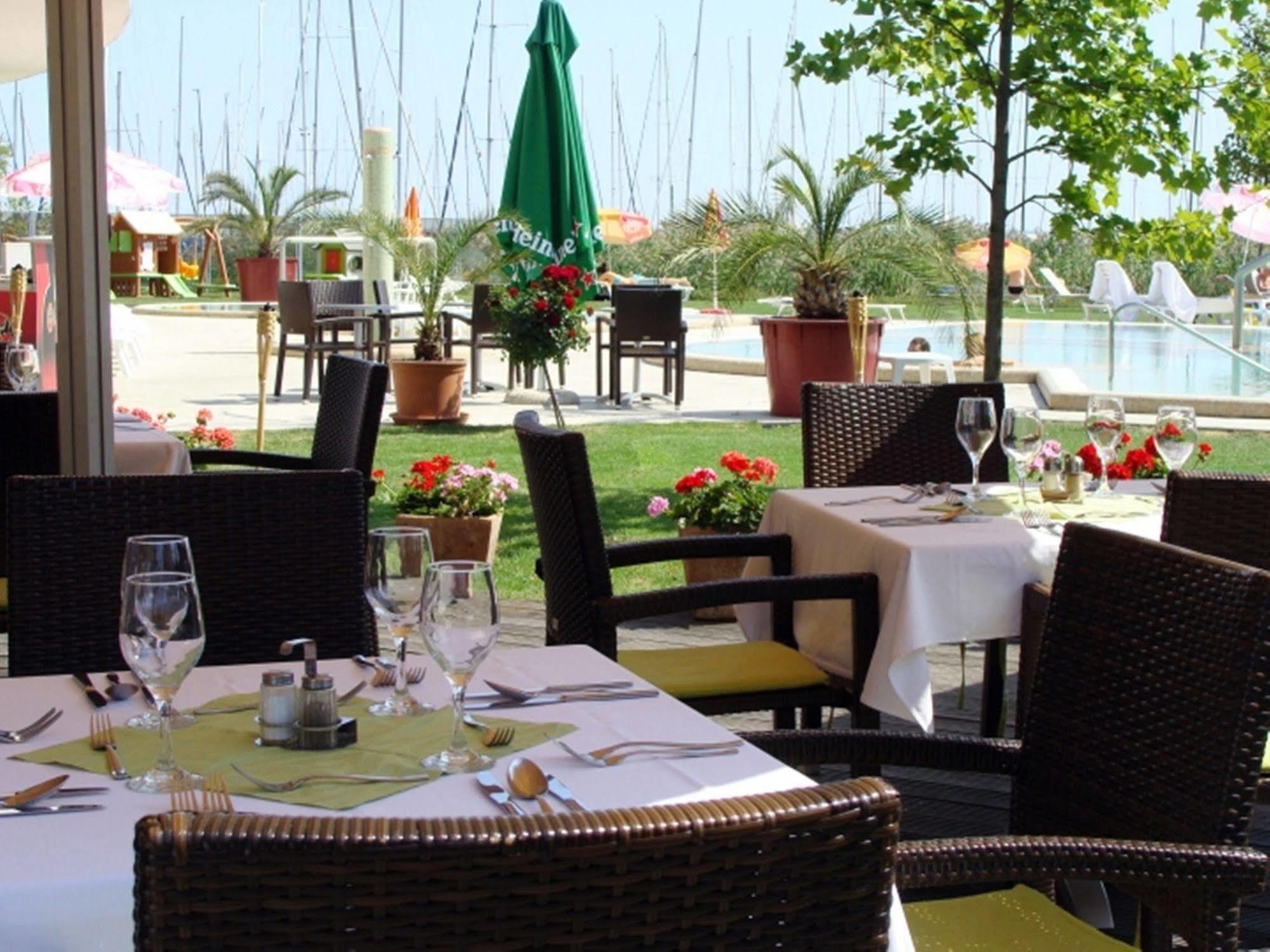 Hotel Golden Lake Resort Balatonfured Restaurant photo