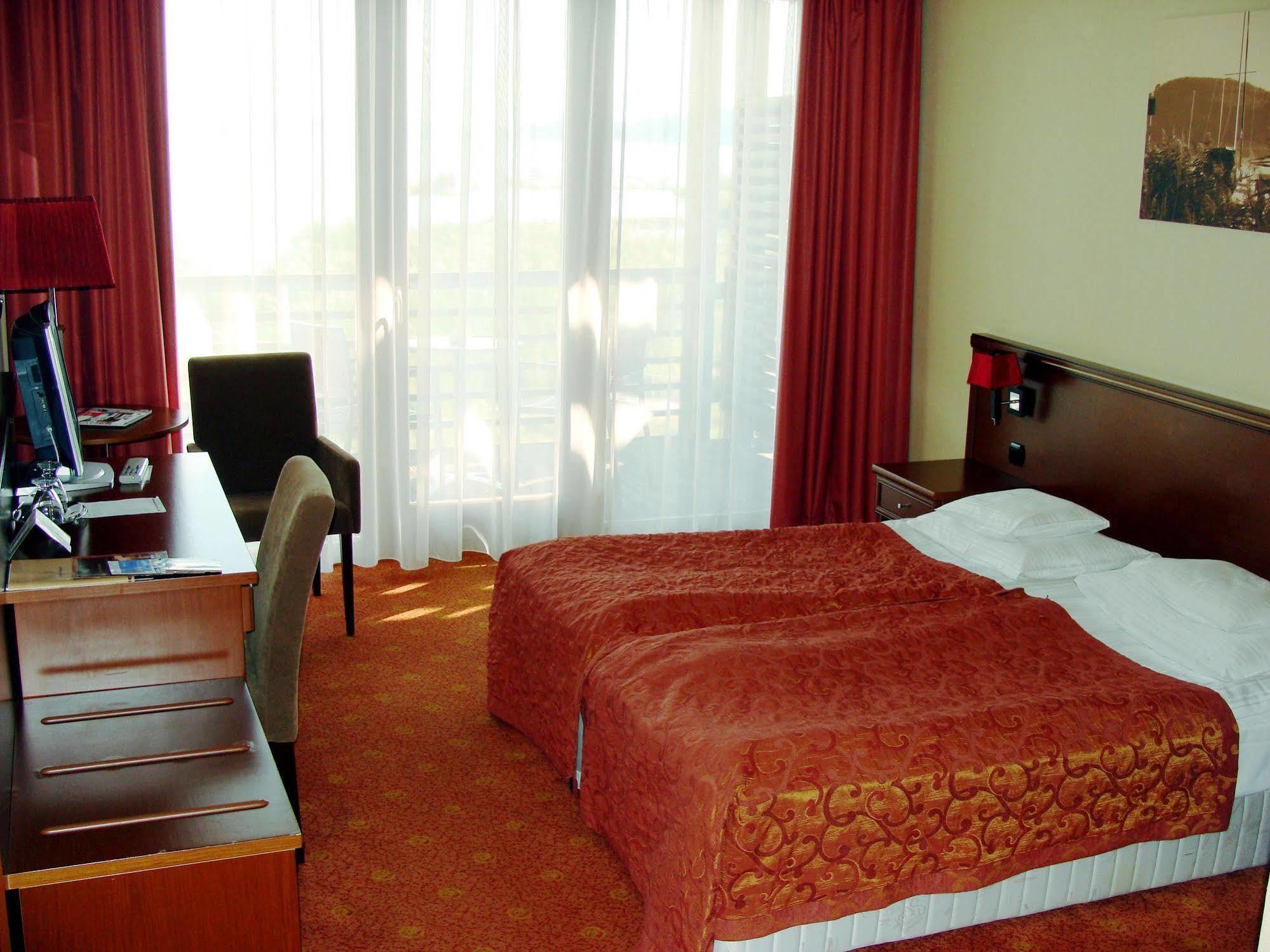 Hotel Golden Lake Resort Balatonfured Room photo